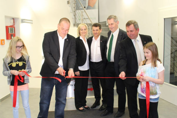 Wolfgang Noitz, Daniela und Harald Thurner, Bundesrat Martin Preineder, Bürgermeister Bernhard Karnthaler Foto: Eröffnungsfest Aktiv Ladenbau